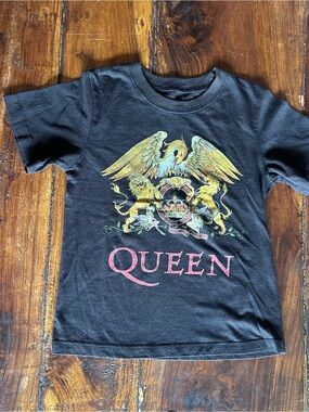 Que Black Kids Tee with Queen Crest in Gold and Red